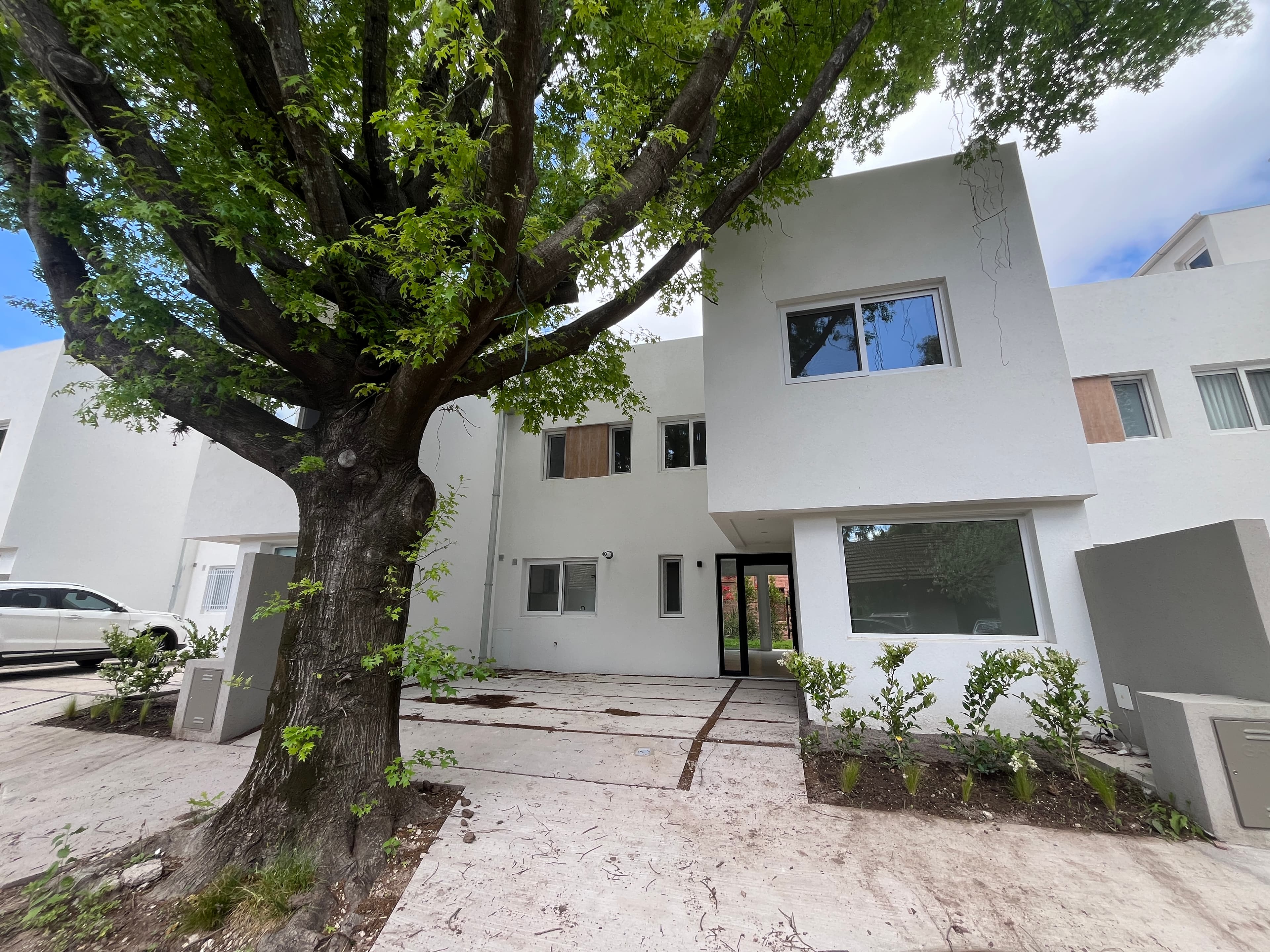 Moderna Casa en Complejo Cerrado en Lomas de San Isidro de 3/4 Dorm.